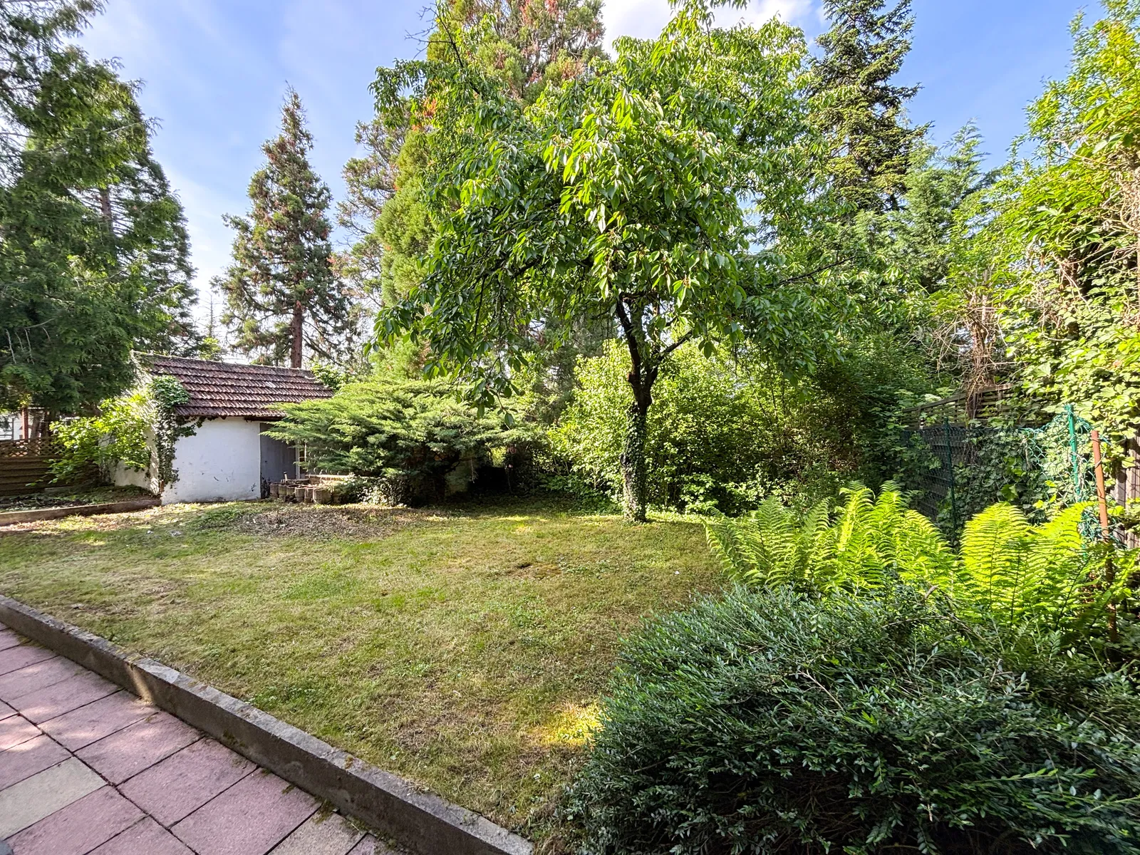 Garten mit Gartenlaube